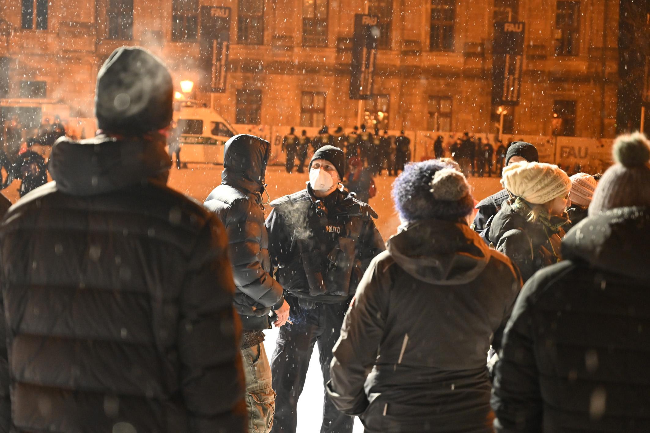 Großaufgebot im Einsatz: Polizei löst Corona-Demo in Erlangen auf