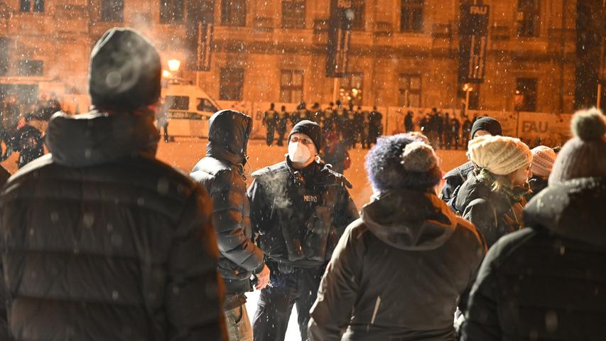 Großaufgebot im Einsatz: Polizei löst Corona-Demo in Erlangen auf 