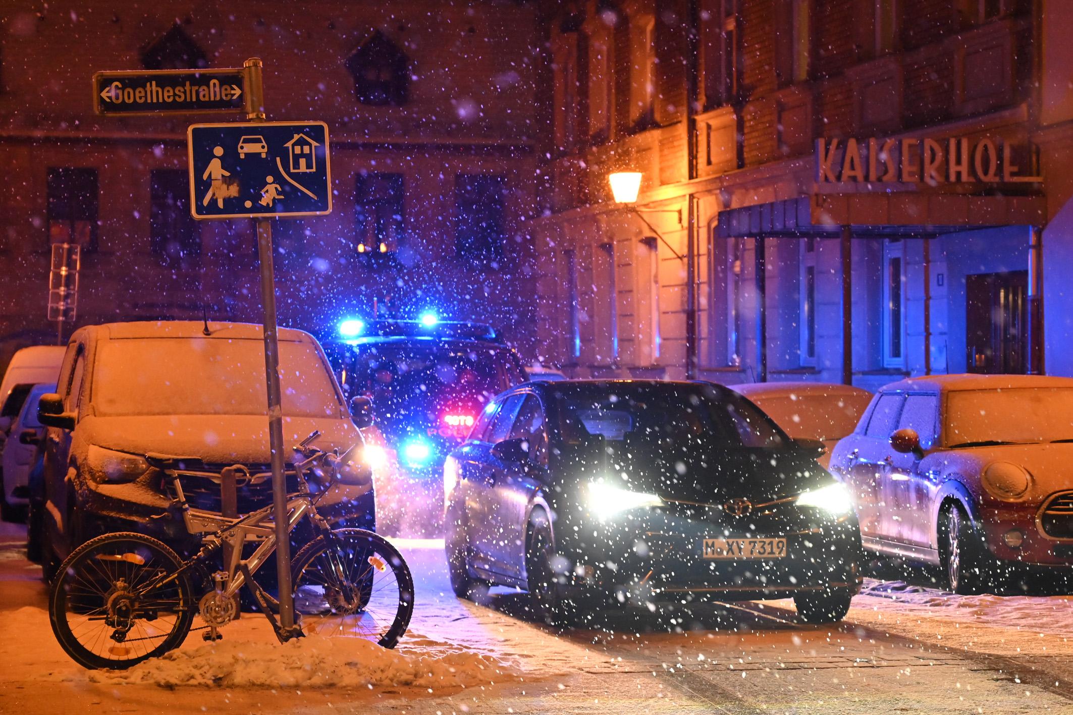 Großaufgebot im Einsatz: Polizei löst Corona-Demo in Erlangen auf