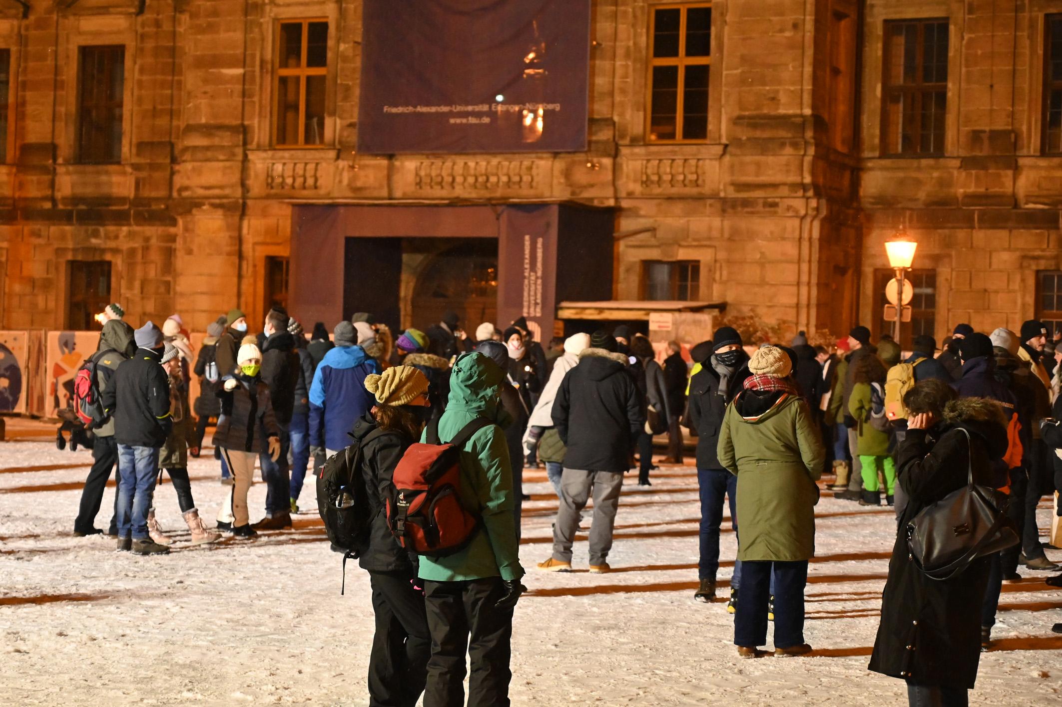 Großaufgebot im Einsatz: Polizei löst Corona-Demo in Erlangen auf