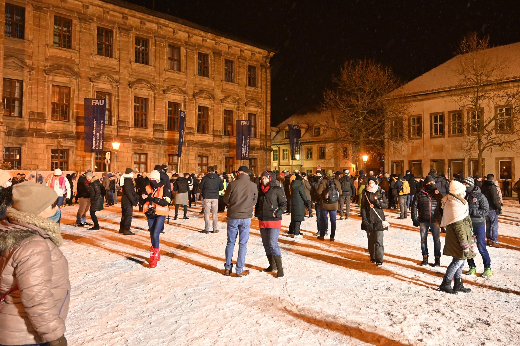Großaufgebot im Einsatz: Polizei löst Corona-Demo in Erlangen auf