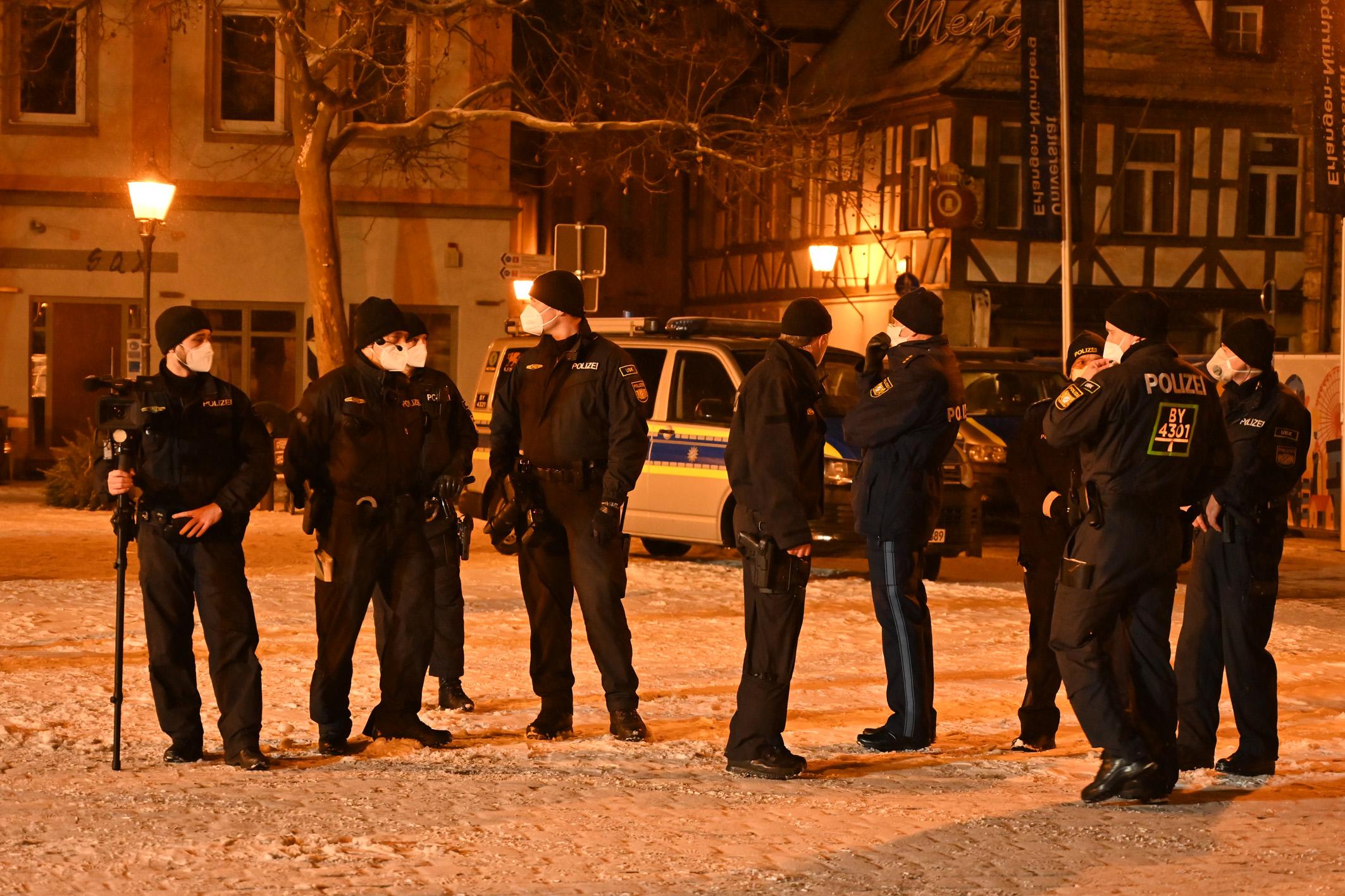 Großaufgebot im Einsatz: Polizei löst Corona-Demo in Erlangen auf