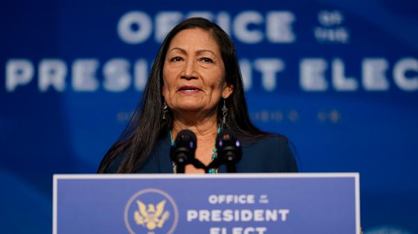 Im Innenressort gibt es eine Premiere: Mit Deb Haaland soll erstmals eine amerikanische Ureinwohnerin ins Kabinett aufrücken. Die 60-Jährige gehörte zu den ersten zwei Frauen, die 2018 als indigene Amerikanerinnen ins US-Repräsentantenhaus gewählt wurden. „Mein Leben war nicht einfach“, erzählte Haaland bei ihrer Vorstellung für das Biden-Team im Dezember. Sie sei zeitweise obdachlos gewesen, habe staatliche Lebensmittelhilfe gebraucht und ihre Tochter alleine groß gezogen.