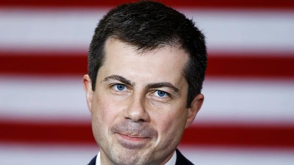 Als Verkehrsminister hat Biden den Shootingstar der Demokraten, Pete Buttigieg, auserkoren. Der 38-Jährige hat einen steilen Aufstieg hinter sich. Bis Ende 2019 war er acht Jahre lang Bürgermeister von South Bend, einer 100.000-Einwohner-Stadt im US-Staat Indiana. Als er als demokratischer Präsidentschaftsbewerber antrat und sich unter der Konkurrenz weit nach vorne arbeitete, wurde er auf nationaler Ebene bekannt. Buttigieg diente bei der Navy, war zum Einsatz in Afghanistan, spricht neben Englisch sieben weitere Sprachen. Er ist der erste offen schwule Bundesminister.
