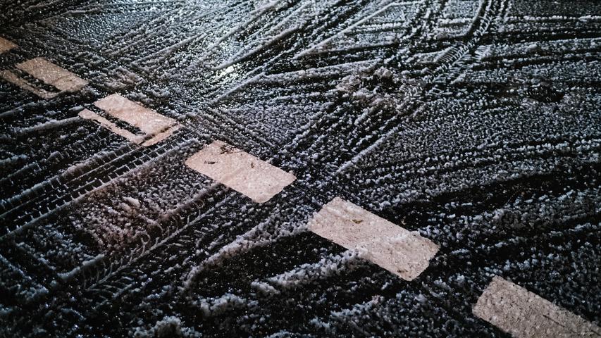 Die letzte Novemberwoche bringt die ersten Schneefälle mit sich. Obacht: Auf Frankens Straßen wird es glatt.
Die letzte Novemberwoche bringt die ersten Schneefälle mit sich. Obacht: Auf Frankens Straßen wird es glatt.