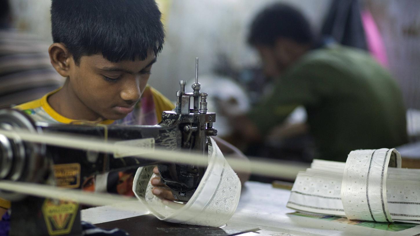 Eine Textilfabrik in Bangladesch: Noch immer werden in Entwicklungsländern Mensch und Natur für die Produktion von Gütern für die westliche Welt ausgebeutet.