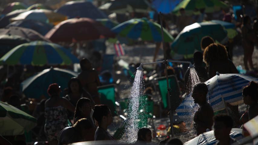 Ohne Abstand, ohne Maske: Menschenmassen pilgern trotz Corona an Brasiliens Strände