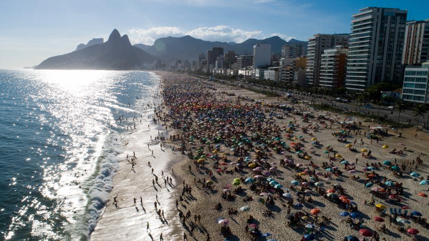 Ohne Abstand, ohne Maske: Menschenmassen pilgern trotz Corona an Brasiliens Strände