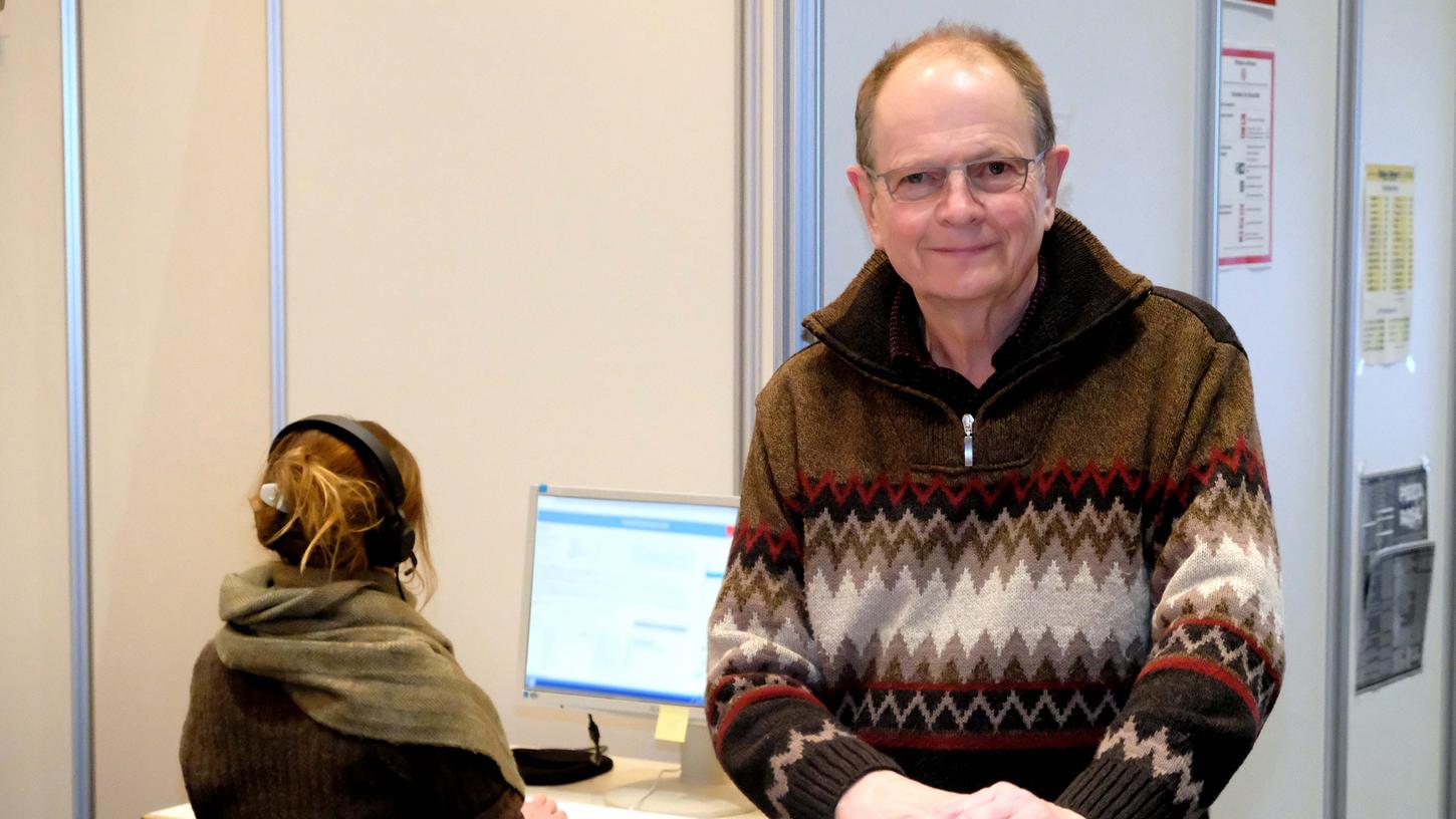 Aus dem Ruhestand an die Corona-Front: Alfred Estelmann, früherer Vorstand des Nürnberger Klinikums, leitet das Nachverfolgungszentrum in der Außenstelle Meistersingerhalle des Gesundheitsamts.