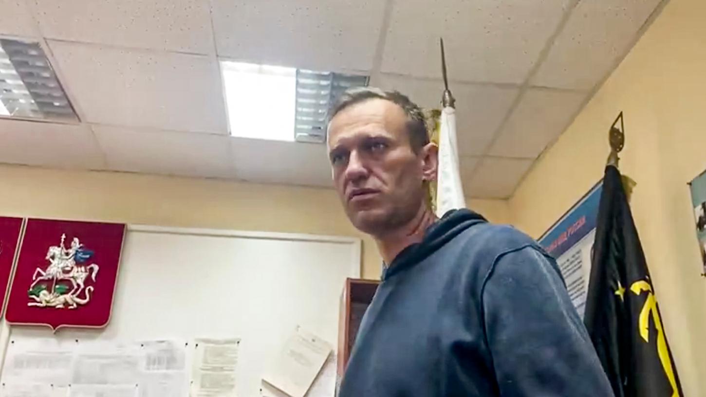 Vor der spontanen Gerichtsverhandlung: Alexej Nawalny in einer Polizeistation in Moskau.