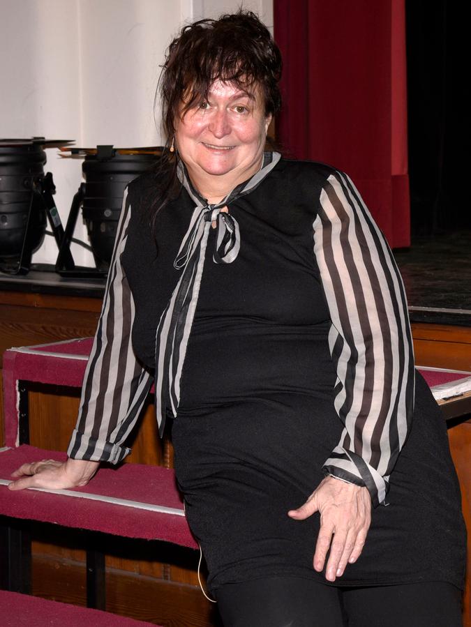 Frau Aumeier im Konzert mit dem Damensalonorchester Lizzy und die weißen Lilien. Frau Aumeier im Konzert mit dem Damensalonorchester Lizzy und die weißen Lilien.
