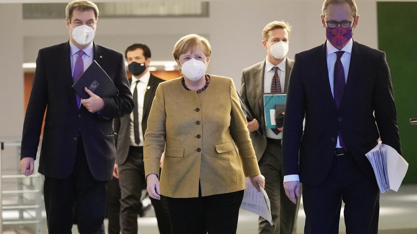  Bundeskanzlerin Angela Merkel (CDU) wird heute Abend mit Markus Söder (CSU, l), Ministerpräsident von Bayern und CSU-Vorsitzender und Michael Müller (SPD, r), Regierender Bürgermeister von Berlin, die Ergebnisse des Corona-Gipfels verkünden.