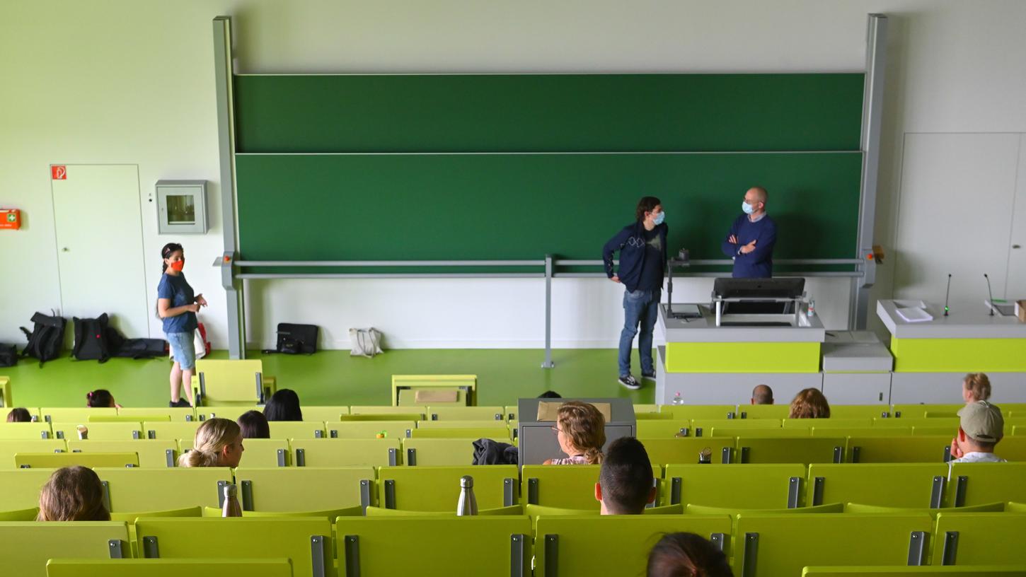 Mit Maske und Abstand sollen Prüfungen an Bayerns Hochschulen weiterhin vor Ort möglich sein.