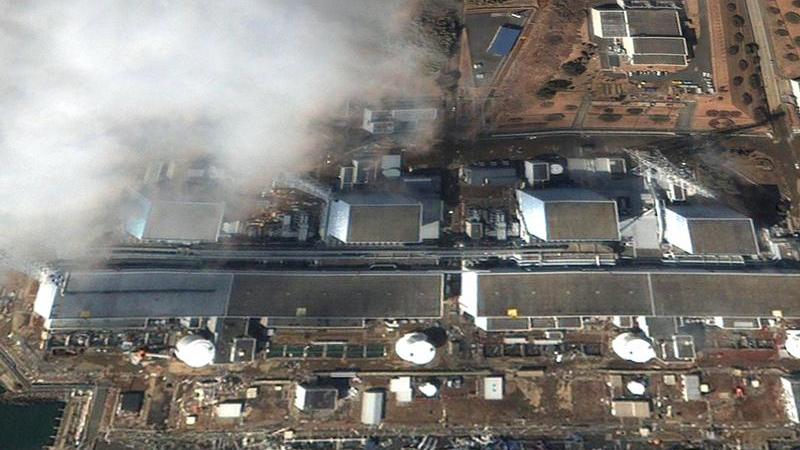 Die von Google GeoEye zur Verfügung gestellte Aufnahme zeigt den Atomkomplex Fukushima in Japan nach dem Erdbeben und dem anschließenden Tsunami am Samstag.