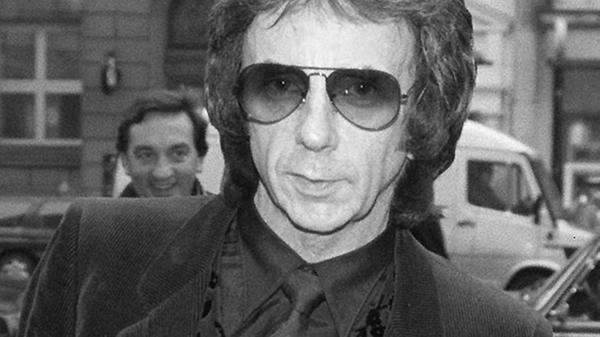 Als Musikproduzent arbeitete Spector mit Musikgrößen wie den Beatles, Elvis Presley, Tina Turner und The Ronettes zusammen. Er saß seit 2009 wegen des Mordes an der Schauspielerin Lana Clarke im Gefängnis.