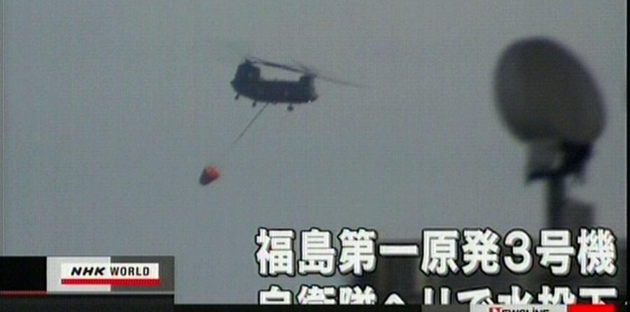 Fernsehbilder zeigen einen Löschhubschrauber des japanischen Militärs, der 
Wasser über dem AKW Fukushima abwerfen soll.
