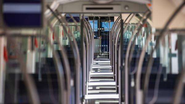 Die Kontakte im öffentlichen Personenverkehr sollen minimiert werden - das ist das Ziel von Bund und Ländern. Dazu soll die Auslastung von einem Drittel der regulär zugelassenen Fahrgastzahlen nicht überschritten werden.