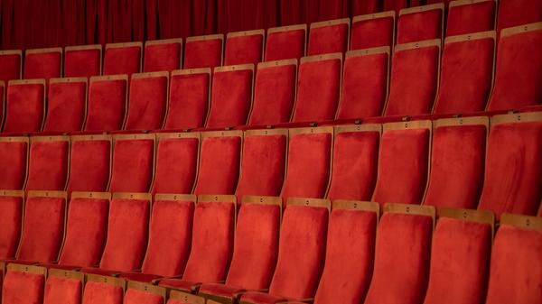 Der Lockdown betrifft neben Geschäften, die über Waren des täglichen Bedarfs hinausgehen, auch Restaurants, Theater, Sportstätten und andere Freizeiteinrichtungen.