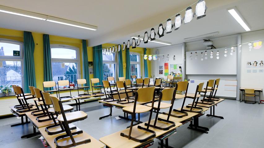 Die Schulen bleiben bis zum 14. Februar geschlossen. Alle Schülerinnen und Schüler werden weiter im Distanzunterricht bleiben. Bayern hatte wegen der Folgen der Corona-Pandemie bereits beschlossen, alle Abschlussprüfungen zu verschieben.