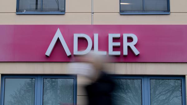 An mehr als 170 Standorten betreibt die Adler Modemärkte AG Filialen, darunter auch in Fürth und Neumarkt. Der Fokus liegt auf einer Kundschaft über 55 Jahren. Im Januar 2021 musste das Unternehmen einen Insolvenzantrag stellen. Auslöser seien die erheblichen Umsatzeinbußen durch die seit Mitte Dezember 2020 andauernden Schließungen fast aller Verkaufsfilialen als Folge des Lockdowns. Nach dem Insolvenzantrag straffte das Unternehmen die Kosten und konnte so zunächst weitermachen. Zusammen mit einem staatlichen Kredit hielt Adler den Geschäftsbetrieb am Laufen. Inzwischen befindet sich die Modekette nach eigenen Angaben in fortgeschrittenen Verhandlungen mit dem Berliner Logistikunternehmen Zeitfracht als neuem Investor. Anfang Juli wurde zudem der Sanierungsplan beim Amtsgericht Aschaffenburg eingereicht. Dieser sieht den Abbau von rund 500 Stellen vor.