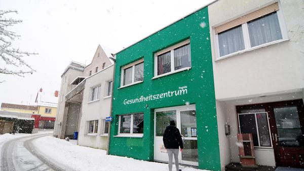 Die Corona-Krise macht aber nicht nur der Gastronomie und Modeketten zu schaffen. Auch kleineren Unternehmen bricht sie das Genick. So auch der Pegnitzer Firma Montec, einem Montagedienstleister für Bauelemente. Durch die ausfallenden Einnahmen kam das Unternehmen in finanzielle Schwierigkeiten und geriet unter anderem mit den Sozialversicherungsbeiträgen in Rückstand. Zum Jahresende 2020 wurde der Insolvenzantrag gestellt.