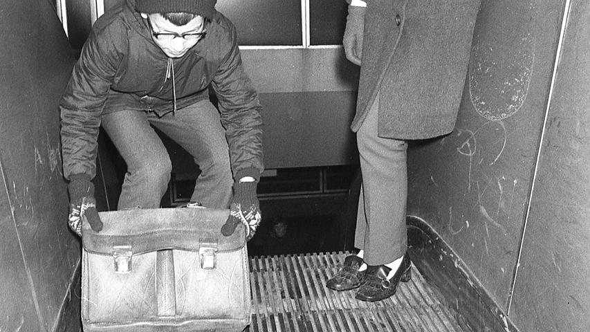 Nürnbergs öffentliche Rolltreppen, die vom Vorplatz des Hauptbahnhofes zur Bahnhofstraße und zum Königstor führen, sind lebensgefährlich. Am 9. September war, wie berichtet, eine 34-jährige Frau mit beiden Beinen unter den Abstreifrechen gezogen und schwer verletzt worden. Hier geht es zum Kalenderblatt vom 20. Januar 1971: Lebensgefährliche Rolltreppen.