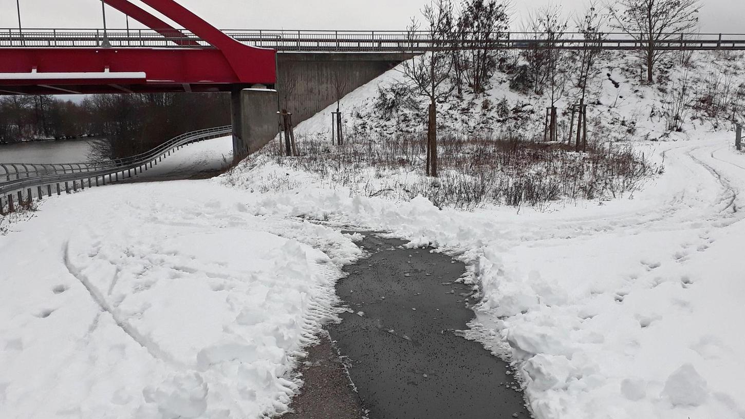 Ein Winterwunderland, das Radfahrern missfällt. Fällt Schnee, bleibt dieser in der Regel länger auf Radwegen als auf Straßen liegen und führt bei manchen Radstrecken zu gefährlichen Situationen.