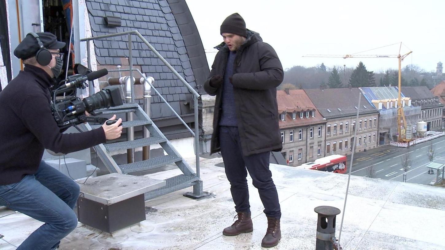 Höhenangst, was soll das sein? Schauspieler Boris Keil stieg für einen Ausschnitt aus dem Klassenzimmerstück „WiLd!“ aufs Theaterdach.