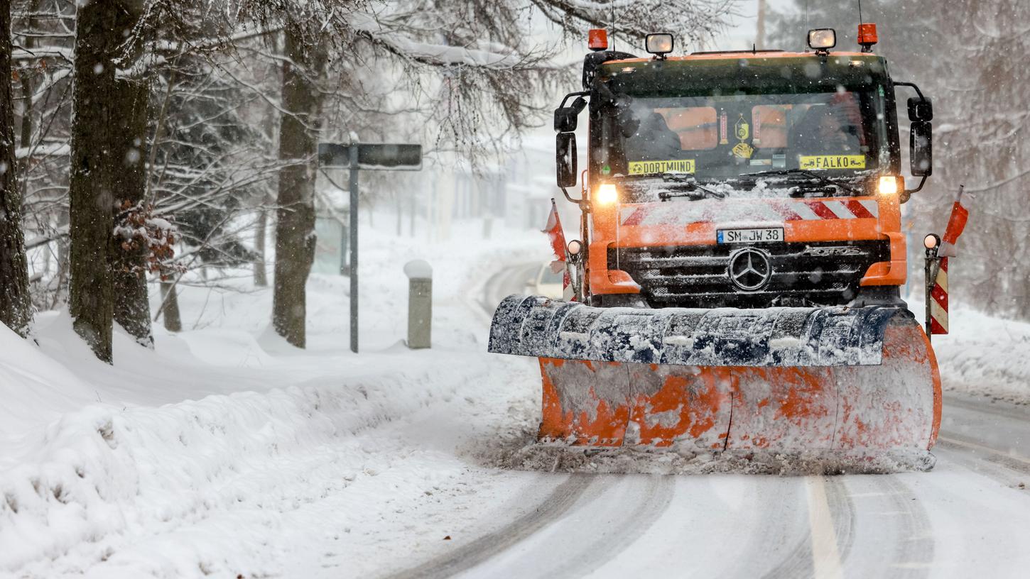 Autokran zieht Lkw bei Berg aus dem Graben