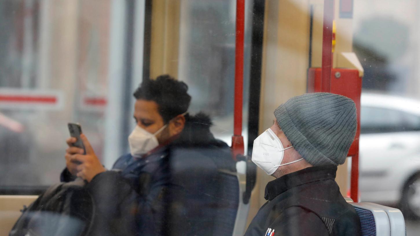 Ein Blick auf das Smartphone, wie hier im Bild zu sehen, löst noch keine Aerosolübertragung aus. Beim Telefonieren aber wird die Lage anders eingeschätzt, ein Verbot steht daher zur Diskussion.