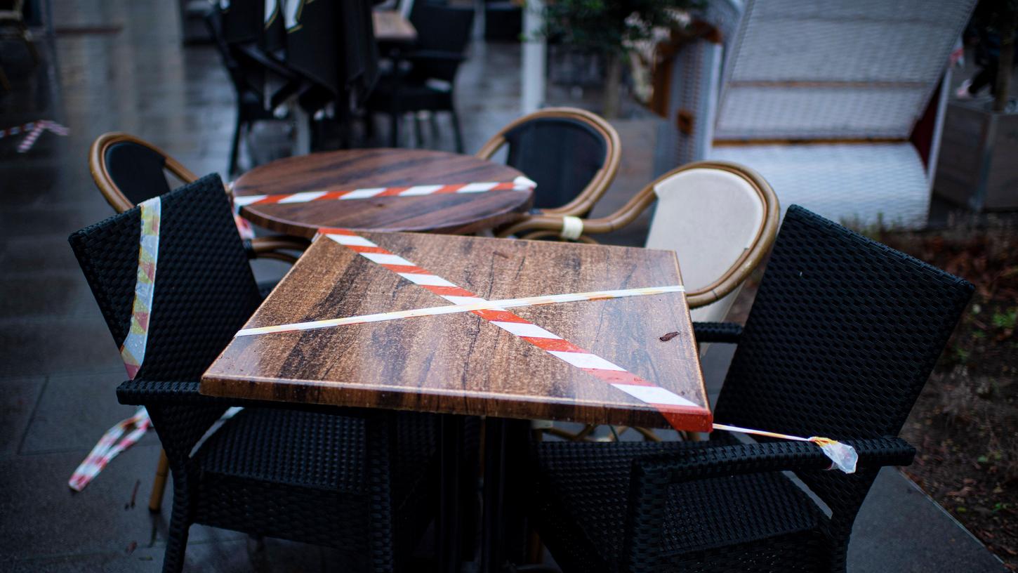 Einem Medienbericht zufolge könnte der Restaurantbesuch in Bayern schon bald wieder deutlich schwieriger werden. 