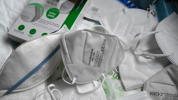 Angesichts weiterhin hoher Infektions- und Todeszahlen sowie der wachsenden Sorge vor der Ausbreitung von Virus-Mutationen wird der Lockdown bis 14. Februar 2021 verlängert. Schulen sollen bis Mitte Februar im Distanzunterricht bleiben. Neu kommt hinzu, dass Arbeitgeber ihren Beschäftigten künftig das Arbeiten im Homeoffice überall dort ermöglichen müssen, wo es die Tätigkeiten zulassen. In Bayern gilt seit dem 18. Januar zudem die Pflicht zum Tragen einer FFP2-Maske in ÖPNV und in Geschäften.