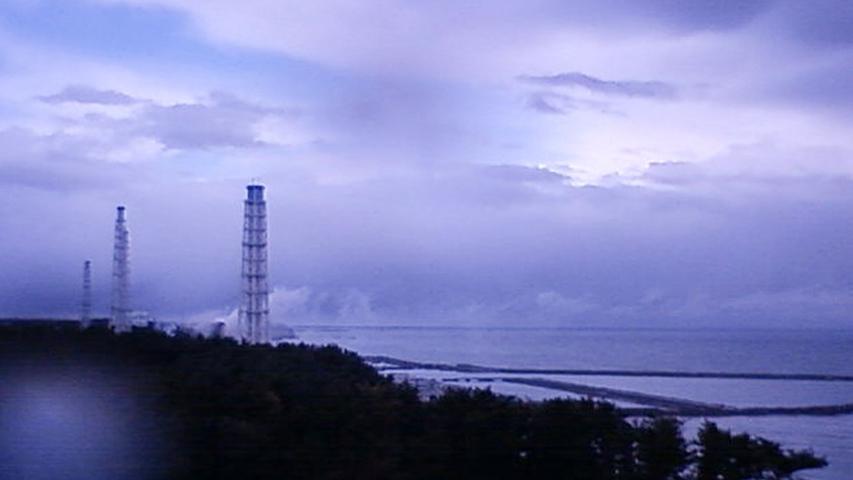 Das Bild einer Webcam des Energiekonzerns TEPCO zeigt Rauch über dem Atomkraftwerk (AKW) Fukushima 1, der vom Wind über den
Pazifik geweht wird. 