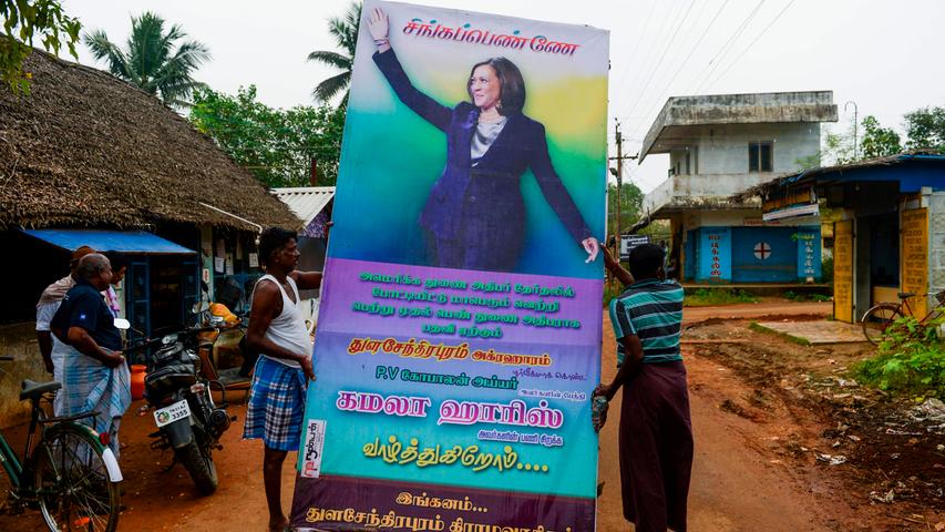Im Herkunftsort ihrer Mutter im südindischen Staat Tamil Nadu hängen Anwohner ein Poster von Kamala Harris auf.
