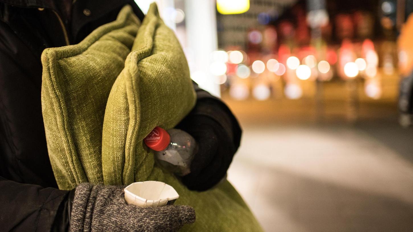 Ein Obdachloser versucht, sich mit mehreren Schichten Kleidung gegen die Kälte zu schützen. Im Haus der Wohnungsnotfälle der Arbeiterwohlfahrt in Forchheim gibt es aktuell nur noch wenige freie Plätze.
