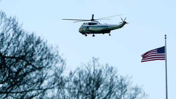 Mit dem Regierungshubschrauber Marine One hebt Trump am Weißen Haus in Richtung Flughafen ab. Von dort fliegt er mit der Air Force One nach Florida, um die letzten Stunden als Präsident in seinem Golfclub zu verbringen.