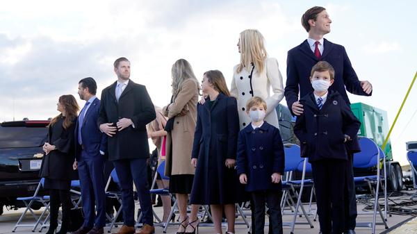Mit dabei am Rollfeld ist der komplette Trump-Clan um Donald Trump Jr. und dessen Freundin Kimberly Guilfoyle, Eric Trump und seine Frau Lara Trump und ihre Kinder sowie Ivanka Trump und ihr Ehemann Jared Kushner mit den Kindern Theodore, Joseph und Arabella.
