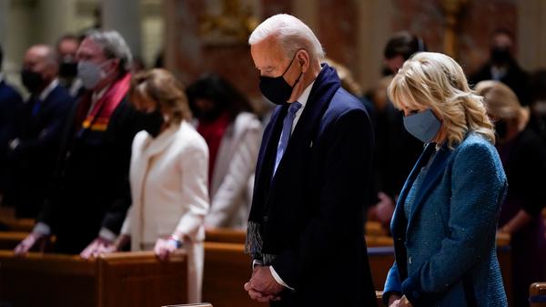 Währenddessen besuchen der designierte US-Präsident Joe Biden und seine Frau Jill die Messe in der Kathedrale St. Matthew the Apostle.