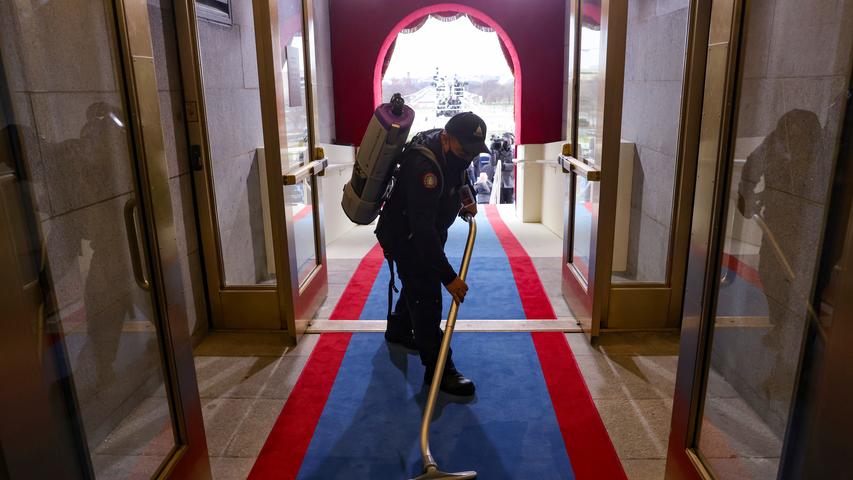 Auch im Inneren des US-Kapitols wird nochmal fein rausgesaugt. Die letzten Vorbereitungen für die Amtseinführung laufen.