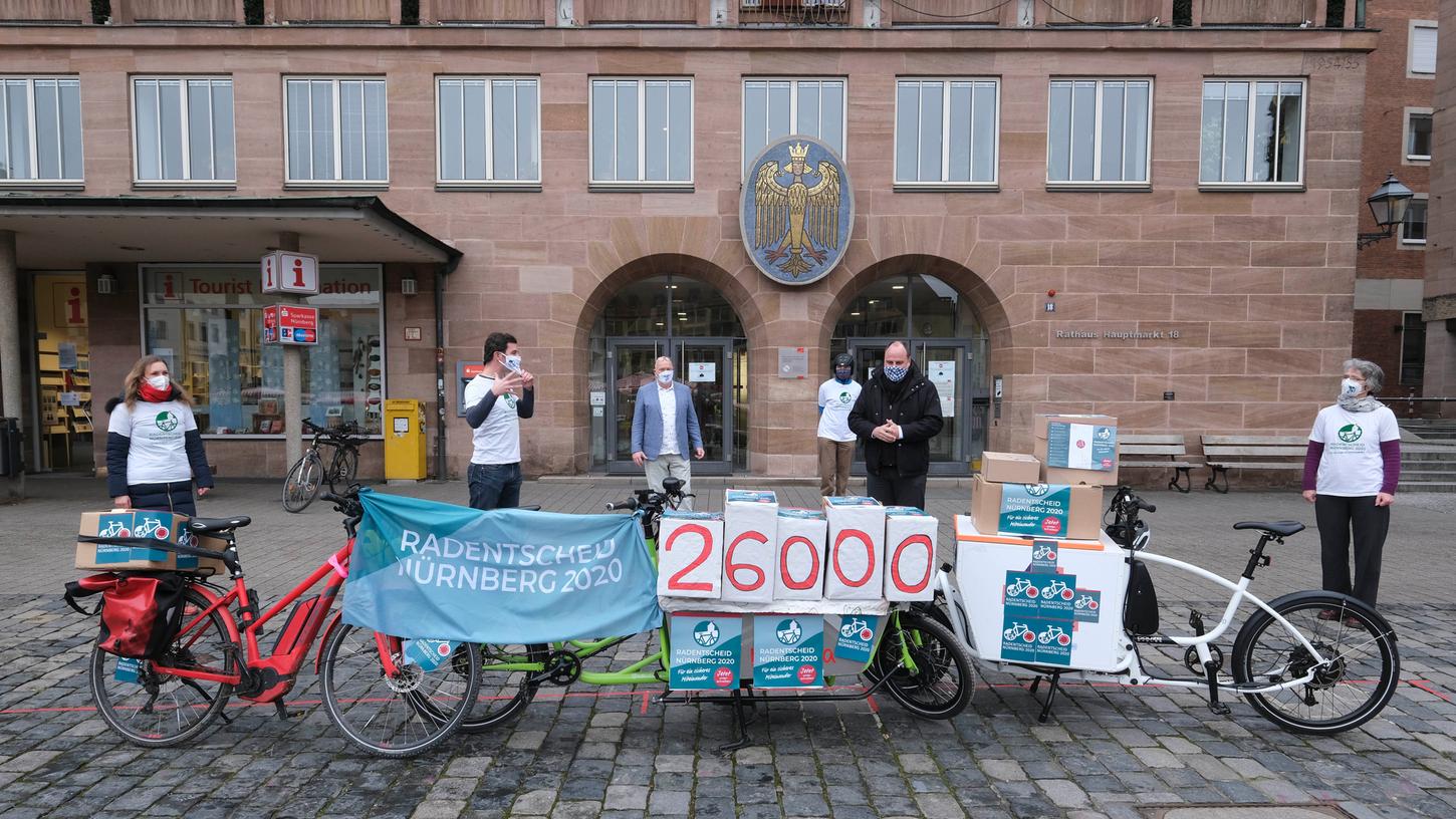 26000 Unterschriften konnten die Initiatoren des Radentscheids Bürgermeister Christian Vogel übergeben. Nächste Woche muss die Stadt entscheiden, wie es weitergeht.