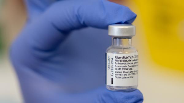 Der erste in der Europäischen Union zugelassene Impfstoff wurde von der Mainzer Firma Biontech in Kooperation mit dem US-Pharmakonzern Pfizer entwickelt. Am 21. Dezember 2020 gibt die EU-Arzneimittelbehörde grünes Licht für die Zulassung des Impfstoffs, die EU-Kommission stimmt noch am gleichen Tag zu. Damit konnten die Impfungen in Deutschland noch Ende des Jahres 2020 starten.