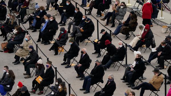 Es geht los: Gäste verfolgen mit Maske und Abstand die Amtseinführung.