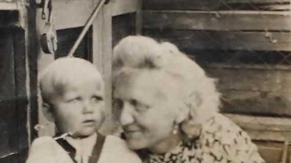 Dieter Linz mit seiner Mutter um 1950.