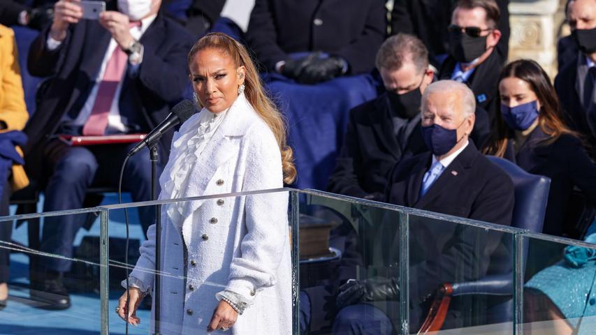 Auch Jennifer Lopez hat die Ehre, bei der Zeremonie auftreten zu dürfen. Nach der Vereidigung der Vizepräsidentin singt sie "This Land Is Your Land".