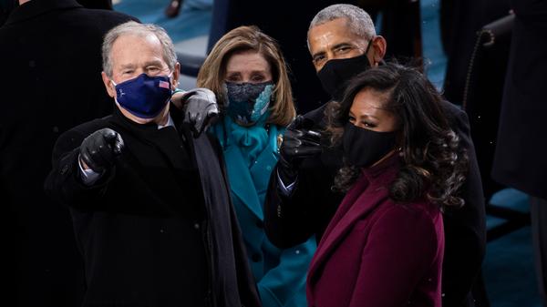 Ebenfalls dabei: Der ehemalige US-Präsident George W. Bush, Nancy Pelosi (Sprecherin des Repräsentantenhaus) sowie Barack und Michelle Obama. Unter Obama war Biden bereits von 2009 bis 2017 Vizepräsident.