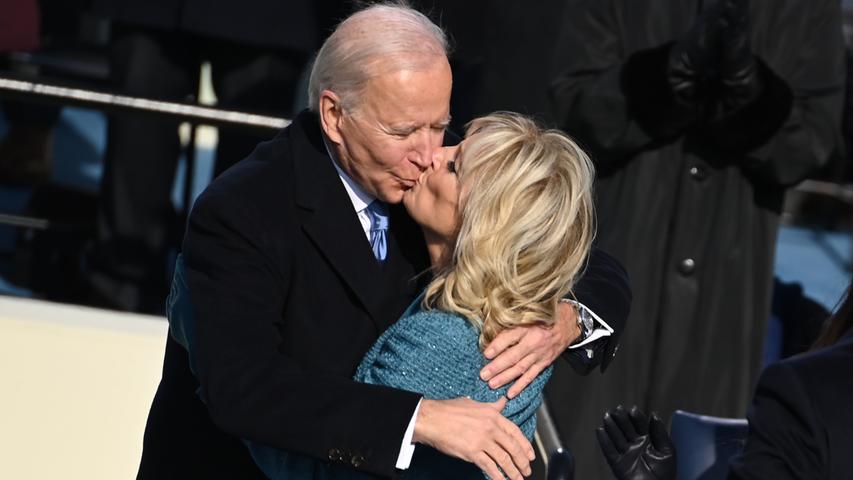 Ein Kuss für die First Lady: Nach seiner Amtseinführung küsst Joe Biden seine Frau Jill. 