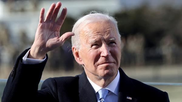 Joe Biden kann sich nicht wie viele andere hochrangige Politiker mit einem Abschluss an einer Elite-Uni schmücken. Der Sohn eines Autohändlers war ein durchschnittlicher Schüler, der nach einem Examen an der Universität von Delaware in Newark in Geschichte und Politikwissenschaft Jura studierte. Mit seiner Abschlussnote belegte er Platz 76 von 85 Kommilitonen. Biden hat im Laufe seines Lebens heftige Schicksalsschläge erlitten. Bei einem Autounfall starben seine Ehefrau und Highschool-Liebe Neila sowie sein Baby Naomi. Seine damals drei und zwei Jahre alten Söhne Beau und Hunter überlebten schwer verletzt. Doch Senator Ted Kennedy und andere überzeugten ihn, seine politische Karriere nicht aufzugeben. Am Krankenbett seiner Söhne wurde Biden als Senator vereidigt. 2015 musste er seinen Sohn Beau zu Grabe tragen. Der Polit-Vollprofi Biden, ein Urgestein der Demokraten, das trotz regelmäßiger rhetorischer Patzer mit allen taktischen Wassern gewaschen ist, kandidierte bereits zwei Mal für das Amt des Präsidenten: Er bemühte sich bei den Wahlen 1988 und 2008 - und schaffte es schließlich als Obamas Vize ins Weiße Haus. Bei der Wahl 2020 gegen Trump, die mit einem Wahlkampf der Marke hemmungslos schmutzig begann, der immer entwürdigendere Züge annahm, und dem von Trump entfachten "Sturm aufs Kapitol" (dem vorläufigen Tiefpunkt der jüngeren US-Geschichte) endete, klappte es dann: 2021 wurde Joe Biden mit knapp 80 Jahren als 46. Präsident der Vereinigten Staaten vereidigt. Das in einigen seiner wesentlichen Teile bereits komplett dysfunktionale politische System der USA reformieren, um es zu retten? Die extreme bis extremistische Polarisierung der US-Gesellschaft zumindest etwas abmildern? Die Herausforderungen, gegen China ökonomisch und sicherheitspolitisch zu bestehen, Lösungen für den Nahost-Konflikt zu finden und gleichzeitig dem Putin-Regime in Russland machtpolitische Grenzen zu setzen? Ob Biden dafür noch die Kraft aufbringt, fragte man sich. Nun, er tat innenpolitisch, was er konnte, schob massive Investitionen in die ökonomische, soziale und die Verkehrsinfrastruktur an - wirkte aber mit über 80 Jahren zunehmend gezeichnet von seinem hohen Alter. Dem rasanten Auseinanderdriften der Gesellschaft, dem Zerreiben der "Mitte" zugunsten der radikalen Ränder konnte er kaum Einhalt gebieten. Und das öffentliche Vergreisen ihres Staatsoberhaupts wurde selbst den demokratisch gesinnten US-Amerikanern zunehmend unangenehm. Andererseits gefiel er sich selbst in der Rolle des alten Haudegens, seine felsenfeste Unterstützung der Ukraine fand darin ihren außenpolitischen Ausdruck. Was im Laufe der Zeit seiner Politik aber schlichtweg fehlte, war die persönliche Präsenz - und die Dynamik. Biden brauchte entsprechend lange, um sich vom Entschluss einer nochmaligen Kandidatur zurückzuziehen. Für ihn stieg schließlich mit fabelhaft kurzer Vorlaufzeit seine bis dato unglücklich-unbemerkt agierende Vize Kamala Harris ins Rennen ums Weiße Haus ein. Ihr Gegner: wieder Donald Trump. Und während Harris noch ansatzweise mit Argumenten und Sachpolitik zu punkten versuchte, erwies sich Trumps völlig enthemmter "Wahlkampf" als noch greller, noch hasserfüllter, noch abstruser, fernab jedweder Vernunft und jedweder Realität. Ein neuer amerikanischer Tiefpunkt war erreicht - moralisch wie politisch. Und die begründete Furcht vor blutigen Ausschreitungen am Wahltag (5. November 2024) oder im Zuge der Wahl wuchs.