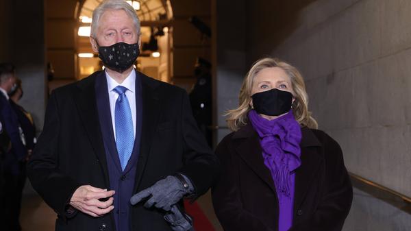 Mit Bill Clinton ist ein weiterer ehemaliger Präsident vor Ort. Seine Frau Hillary Clinton trat bei den Präsidentschaftswahlen 2016 als Kandidatin der Demokraten an. Sie musste sich damals Donald Trump geschlagen geben.