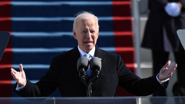 "I will defend the Constitution, I will defend the Democracy, I will defend America": Nach den Ausschreitungen in Washington vor zwei Wochen verspricht Biden in seiner ersten Rede als Präsident, die Demokratie und die Verfassung zu verteidigen.
