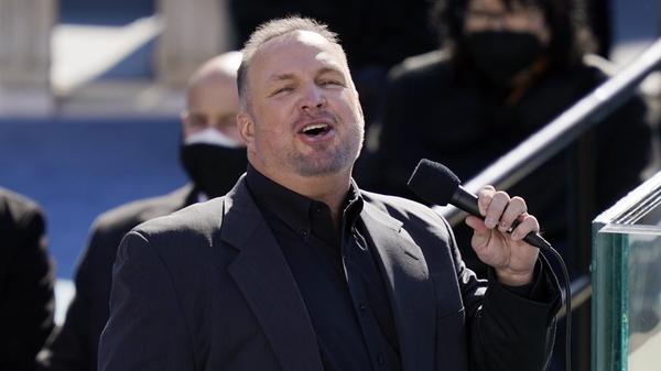 Mit Garth Brooks steht dann der dritte bekannte Musiker des Tages auf der Bühne. Die Country-Legende performt das Lied "Amazing Grace".